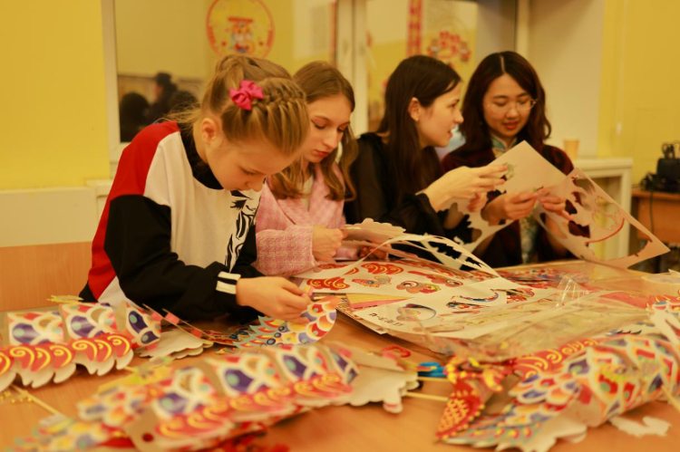 俄羅斯小朋友體驗中國傳統手工藝。俄羅斯國立人文大學孔子學院供圖