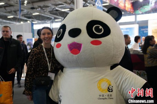 3月5日，2024年柏林國際旅游交易會(ITB)在柏林會展中心拉開帷幕。以“你好！中國”為主題的中國展區當日亮相展會。圖為觀眾與大熊貓人偶合影。中新社記者 馬秀秀 攝