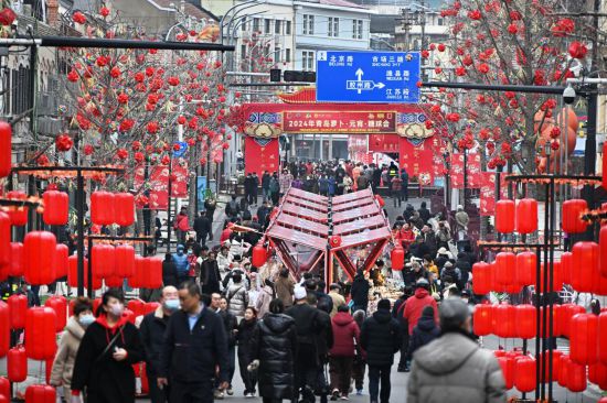 2024年2月18日，游客在2024年青島蘿卜·元宵·糖球會上消費、游玩。新華社記者李紫恒攝