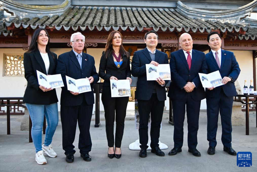 3月6日，嘉賓出席在馬耳他桑塔露琪亞市舉行的中國生肖郵票發行儀式。新華社發（喬納森·博格攝）