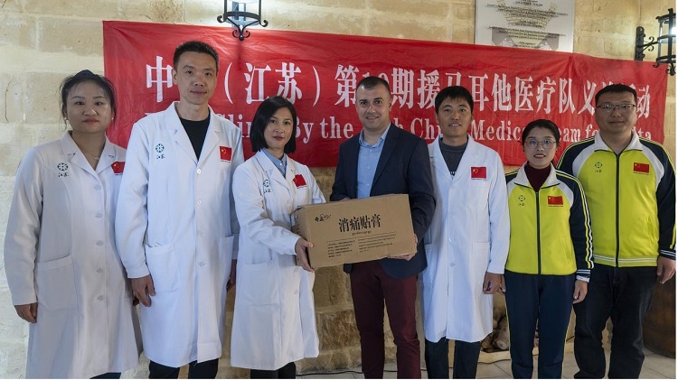 醫療隊向森格萊爾市捐贈藥膏。中國（江蘇）第19期援馬耳他醫療隊供圖