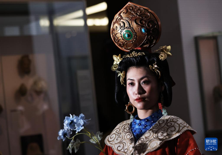 3月13日，在位于法國巴黎的吉美國立亞洲藝術博物館，模特展示敦煌復原服飾。新華社記者 高靜 攝