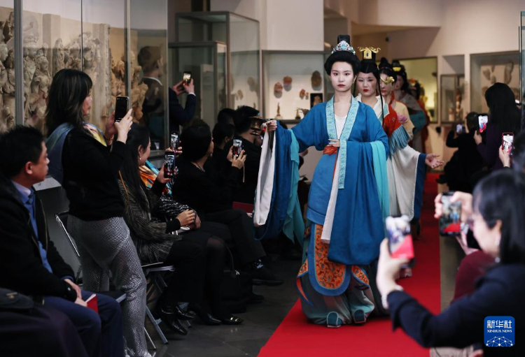 3月13日，在位于法國巴黎的吉美國立亞洲藝術博物館，模特展示敦煌復原服飾。新華社記者 高靜 攝