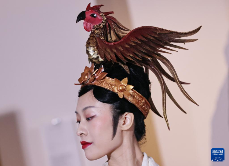 3月13日，在位于法國巴黎的吉美國立亞洲藝術博物館，模特展示敦煌復原服飾。新華社記者 高靜 攝