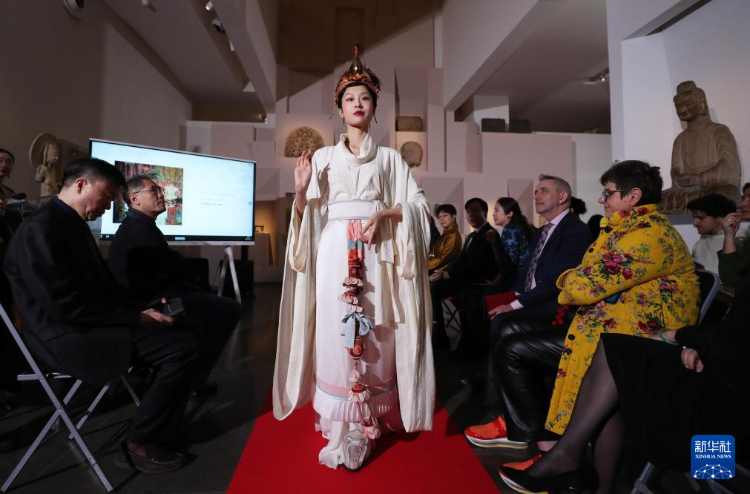 3月13日，在位于法國巴黎的吉美國立亞洲藝術博物館，模特展示敦煌復原服飾。新華社記者 高靜 攝