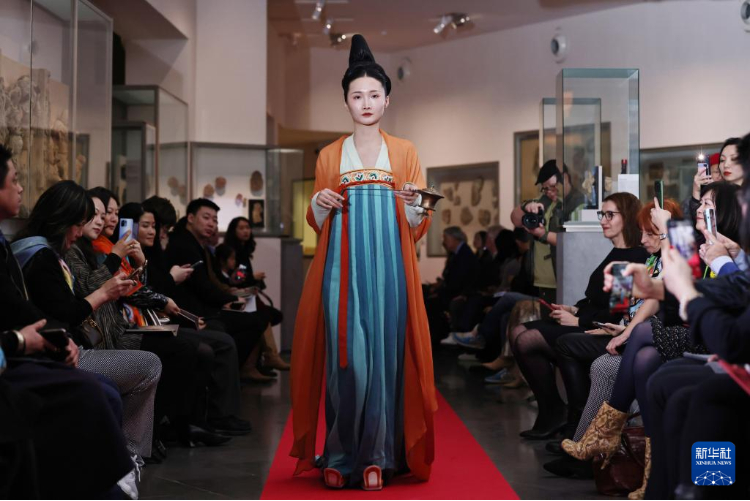 3月13日，在位于法國巴黎的吉美國立亞洲藝術博物館，模特展示敦煌復原服飾。新華社記者 高靜 攝