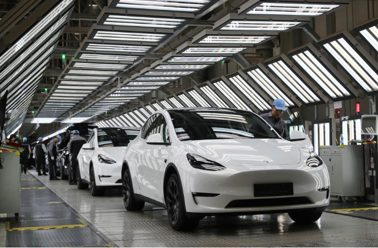 2023年12月22日，在特斯拉上海超級工廠內，工人在對出廠前的車輛進行漆面及門窗檢測。新華社記者 方喆 攝