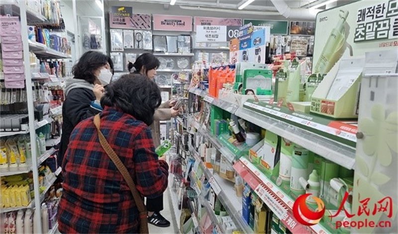 韓國民眾在認真挑選低價化妝品。人民網 李帆攝
