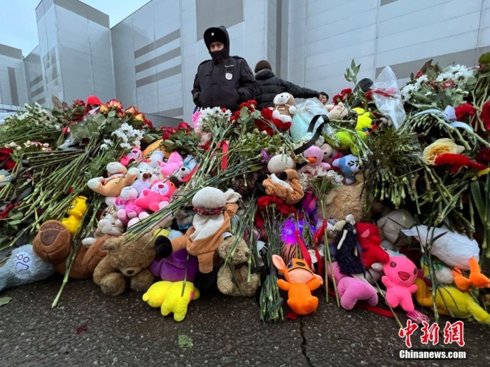 當地時間3月24日，俄羅斯全國哀悼日，悼念22日發生在莫斯科州克拉斯諾戈爾斯克市“克羅庫斯城”音樂廳恐怖襲擊事件中的遇難者。此次恐襲已導致137人遇難，150多人受傷。圖為民眾在恐襲事件現場附近敬獻的鮮花和毛絨玩具。<a target='_blank' href='/'><p  align=