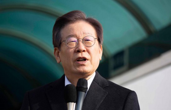 1月10日，韓國最大在野黨黨首李在明從首爾大學醫院出院時發表講話。新華社發（全休相攝）