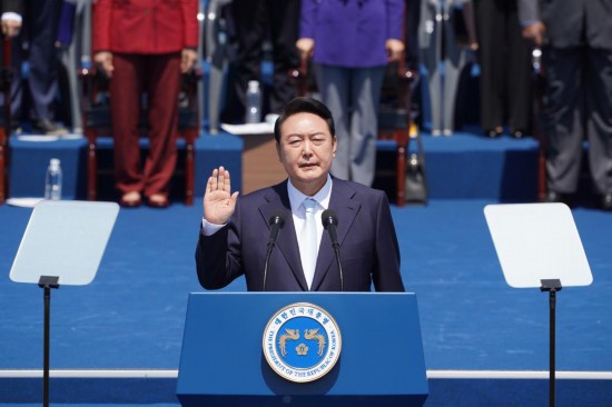 2022年5月10日，在韓國首爾，尹錫悅出席總統宣誓就職儀式。新華社發（李相浩攝）