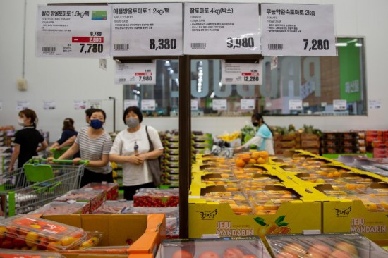 2022年7月9日，人們在韓國高陽市一家超市水果區購物。新華社記者王益亮攝