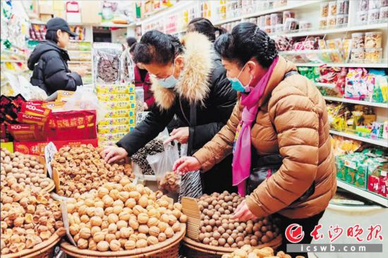 　　在長沙南門口菜市場附近的一家炒貨店內，市民正在選購年貨?！　￠L沙晚報全媒體記者 范宏歡 攝