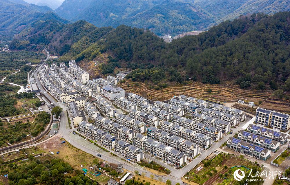 近日，航拍寧波市海曙區龍觀鄉李岙村屋頂光伏項目。人民網 章勇濤攝