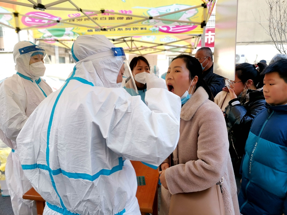 連云港贛榆區抽調近500名醫務人員開展核酸檢測。朱代桂攝