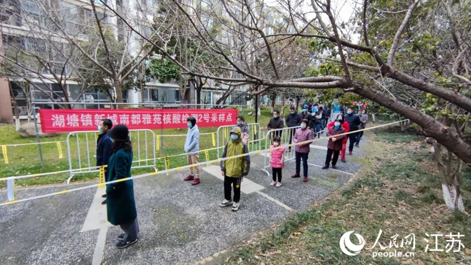 湖塘鎮黨員干部定點、定人、定崗、定責保障核酸檢測有序進行。 武進區委宣傳部供圖