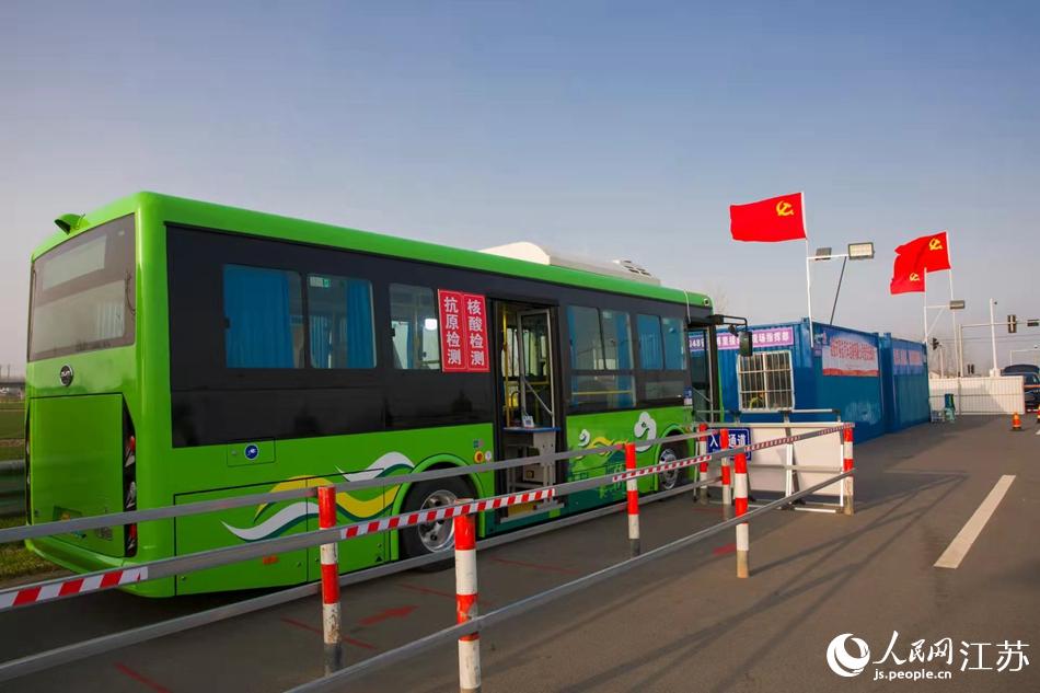 淮安市客總汽車運輸有限公司調集兩部車況最佳“核酸采樣流動車”，組建黨員“先鋒崗”。紀星名攝