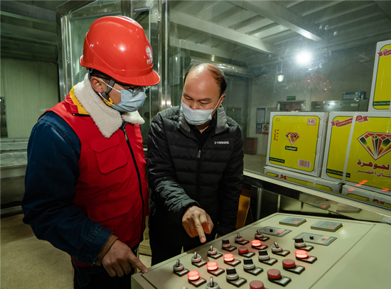 電力工作人員對用電企業進行指導。受訪單位供圖