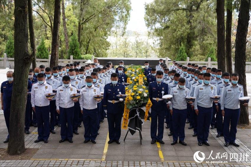 涼山州森林消防支隊駐西昌全體消防救援人員一同前往西昌市烈士陵園舉行紀念活動。樊文淵攝