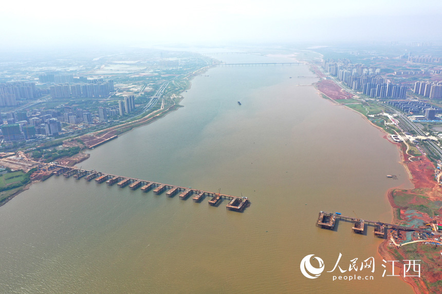 航拍九龍湖過江大橋，該橋是南昌第七座跨贛江通道。 人民網 時雨攝