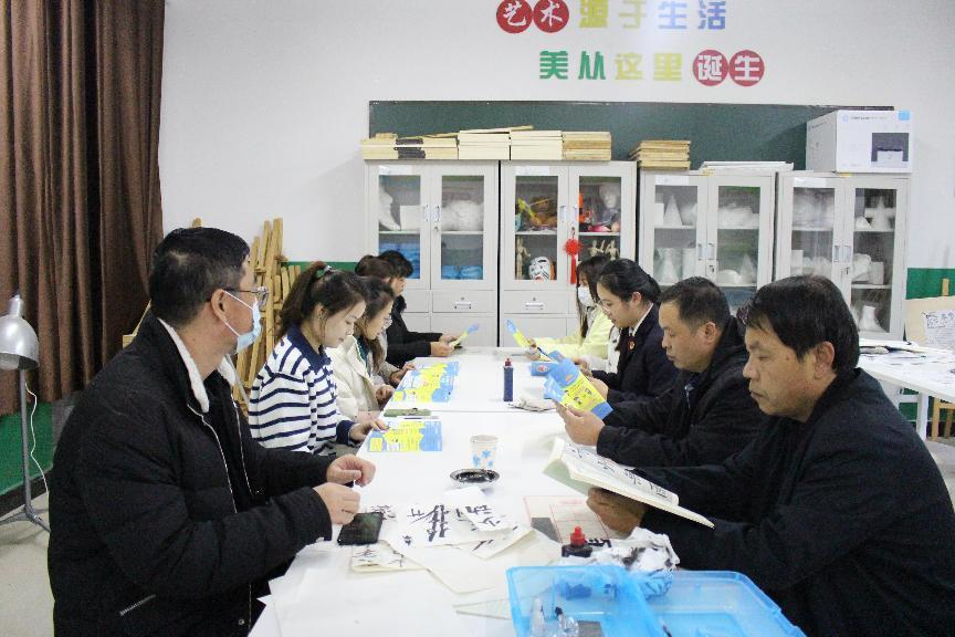 河北省臨西縣人民檢察院未檢檢察官在臨西縣第二小學為家長講解家庭教育促進法。 孫國月攝