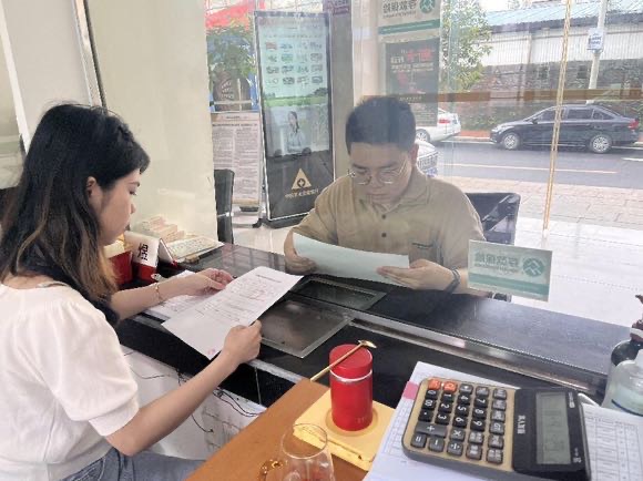 選派對象正在給客戶介紹銀行產品。農發銀行攸縣支行供圖