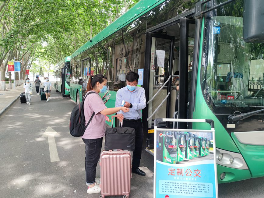 公交車從校園宿舍樓下出發，直達鄭州火車站和鄭州東站。崔晨攝