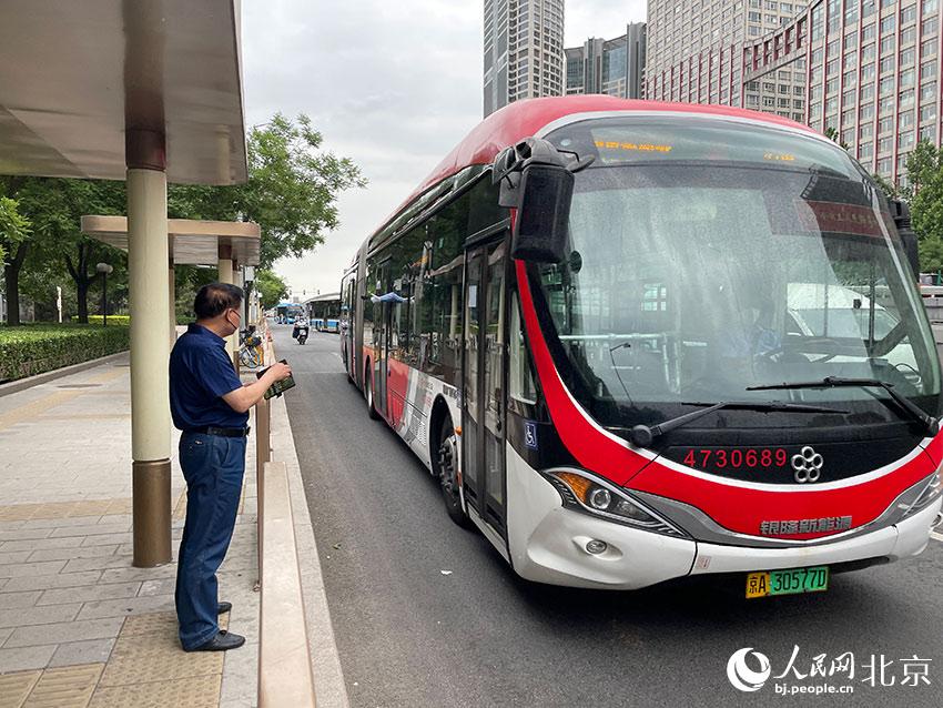 北京1路公交車駛進八王墳西站，此前各路公交經過該站時均甩站通過，今起該站回復正常上下客。人民網 尹星云攝