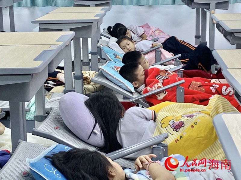 ?？诘诙W學生在新式課桌椅上午休。人民網 李浩蓉攝