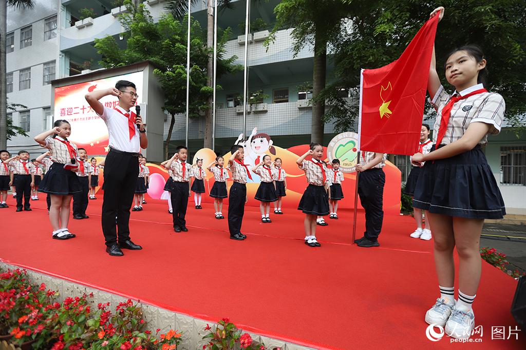 5月31日，在廣西壯族自治區南寧市民主路小學，學校大隊輔導員帶領少先隊員呼號。人民網記者 嚴立政攝