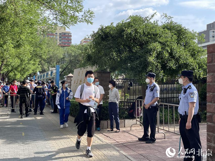 在中關村中學考點，考生們有序走入考點。人民網 董兆瑞攝