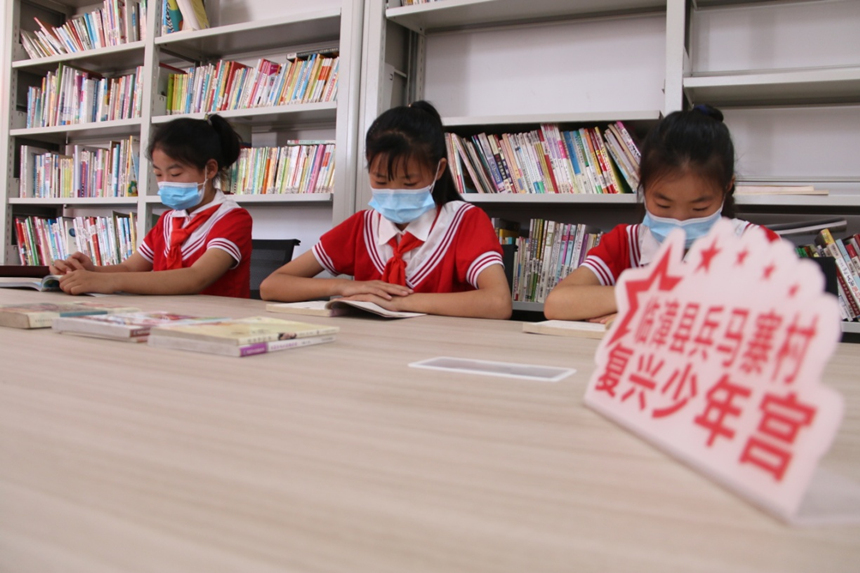 河北省臨漳縣柏鶴集鄉兵馬寨村復興少年宮，孩子們在閱覽室讀書。 申志好攝
