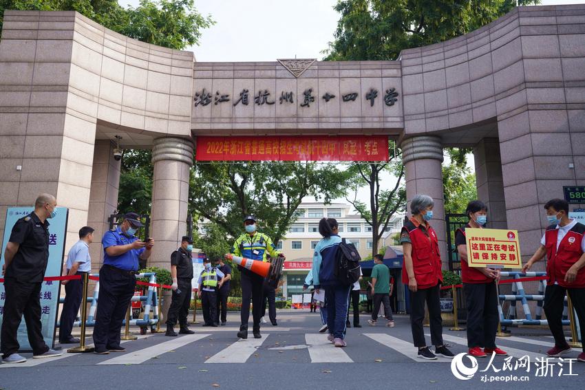6月7日，考生陸續抵達杭州第十四中學（鳳起校區）考點。人民網 郭揚攝