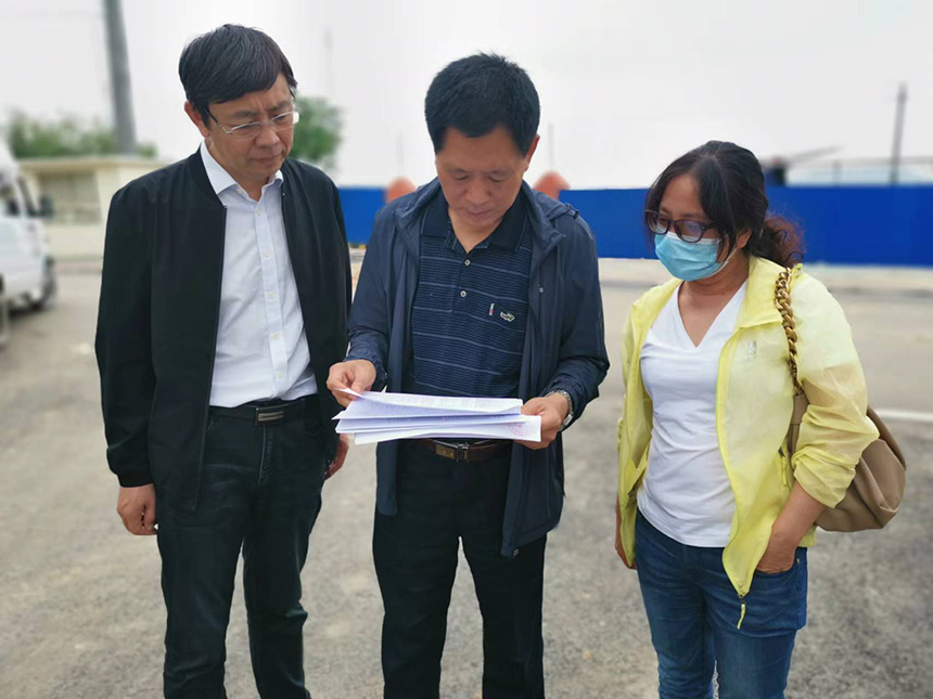國情調查核查組專家對司家營鐵礦生產臺賬等進行檢查。袁海波攝