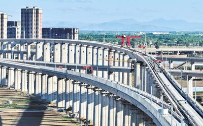 6月7日，工人在唐山市高新技術開發區境內的京唐城際鐵路建設工地施工（無人機照片）。 新華社記者 楊世堯攝