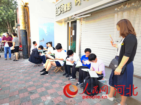 臨進考場，考生抓緊時間再復習一下。人民網 祝龍超攝
