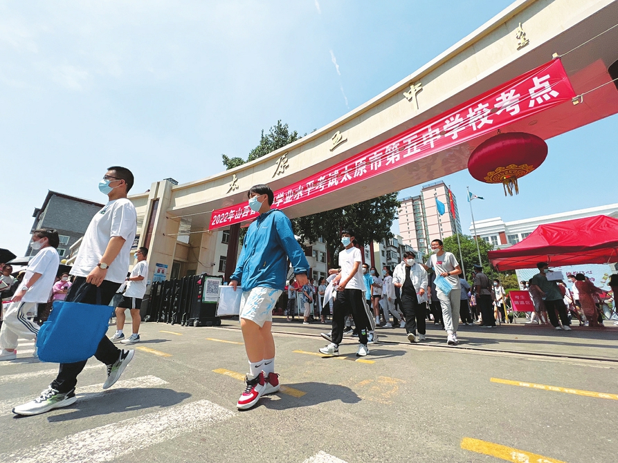 六月二十日，中考太原五中考點，完成首門考試的考生滿懷信心走出考場。記者李兆民攝