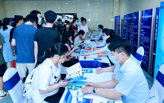 大學生現場咨詢創業政策。長沙市人社局供圖