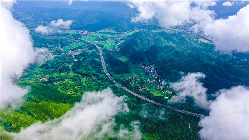 湖南省常寧市廟前鎮泉井村，云霧繚繞，青山蒼翠，公路蜿蜒，秀美如畫。周秀魚春攝