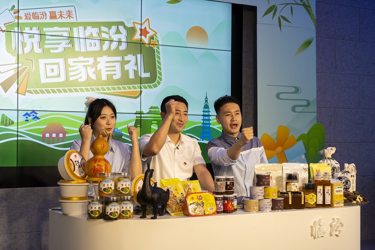 6月3日下午，在臨汾原產地商品體驗店，曲沃縣副縣長樊奇選對當地的農特產品、旅游景點進行了推介代言。鄭遠飛攝
