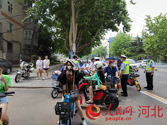 石家莊交警在查處非機動車違章。人民網祝龍超攝