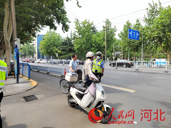 石家莊交警在查處非機動車違章。人民網祝龍超攝