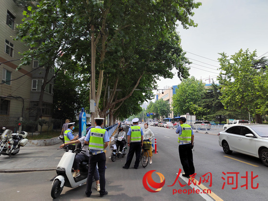 石家莊交警在查處非機動車違章。人民網祝龍超攝
