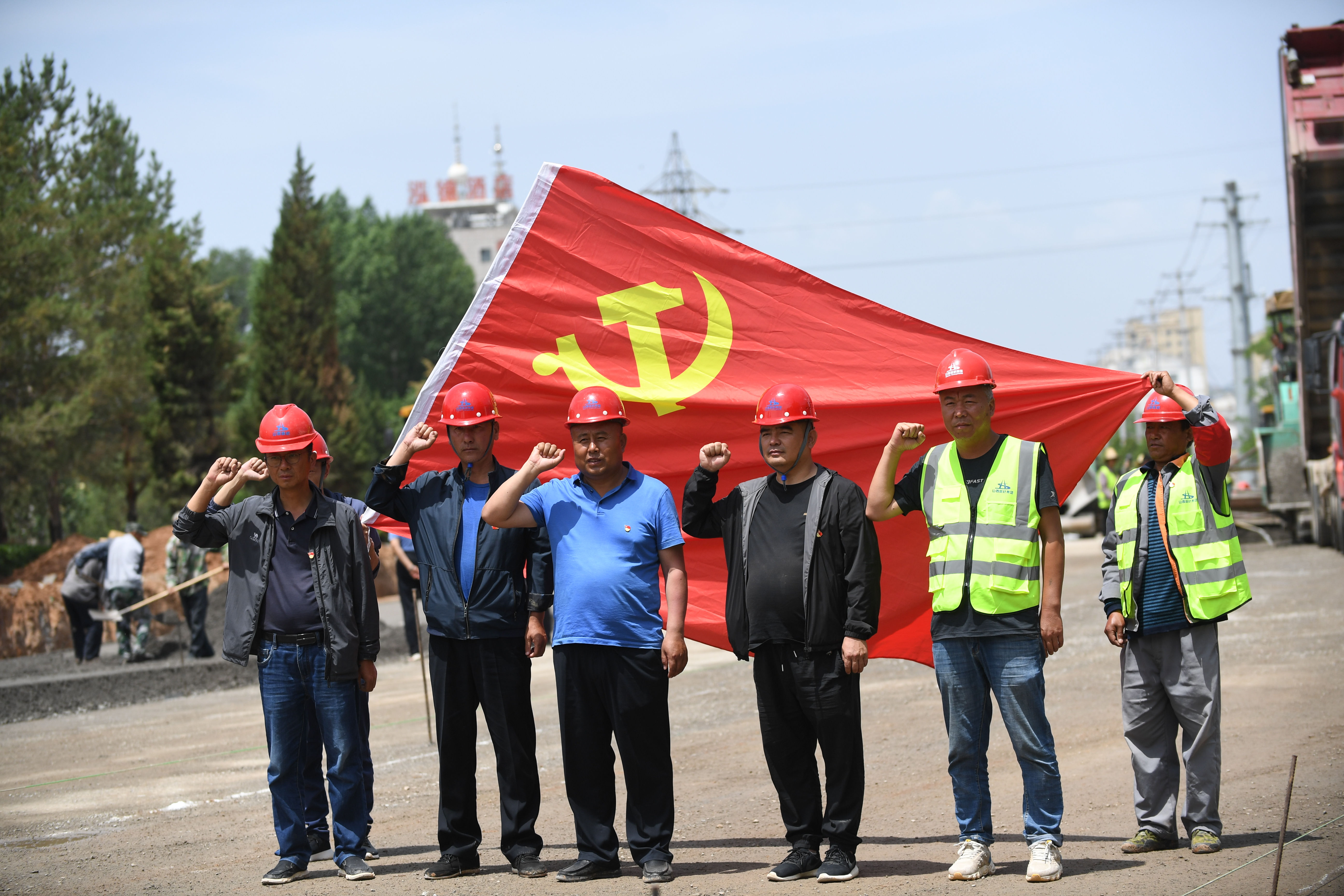 路橋工人在黨旗下宣誓。圖片由路橋公司提供