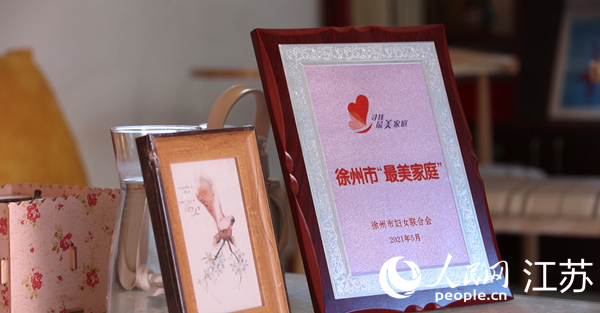 王繼蓮家庭獲得的部分榮譽。人民網 冷金明攝