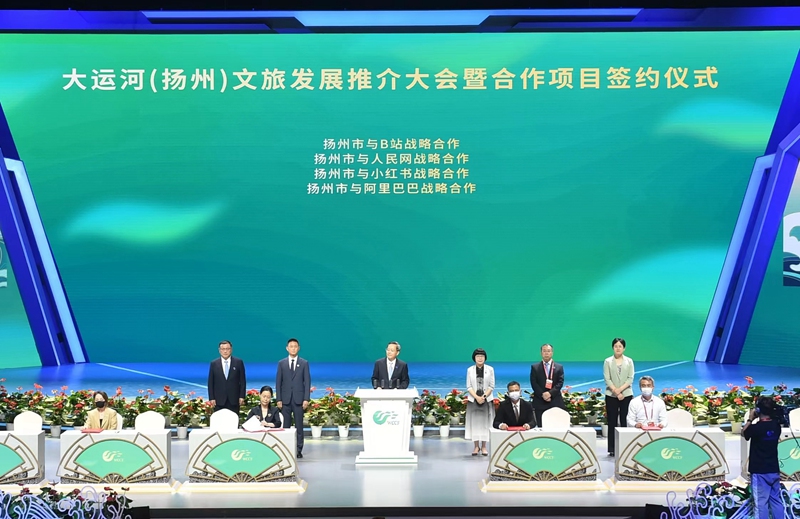 揚州市副市長劉流與人民網股份有限公司江蘇分公司總經理汪崢嶸作為代表分別簽署了戰略合作協議。文斌攝