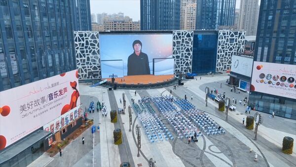 中國女足主教練水慶霞通過視頻為家鄉爭創全國禁毒示范城市加油。鹽城公安供圖