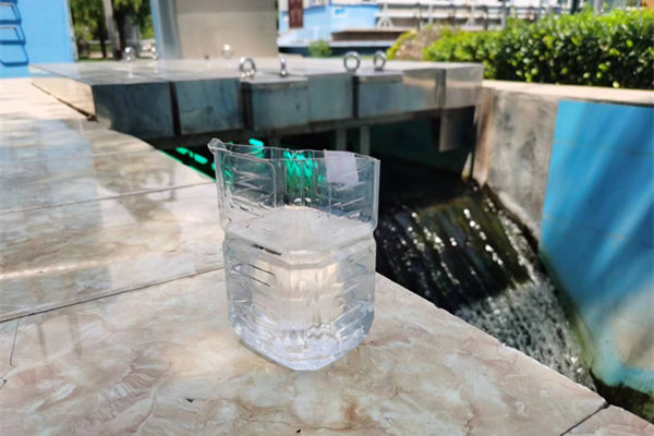 在邯鄲市雞澤縣藍天污水處理廠，污水經過處理后清澈透明。鄭佳欣攝