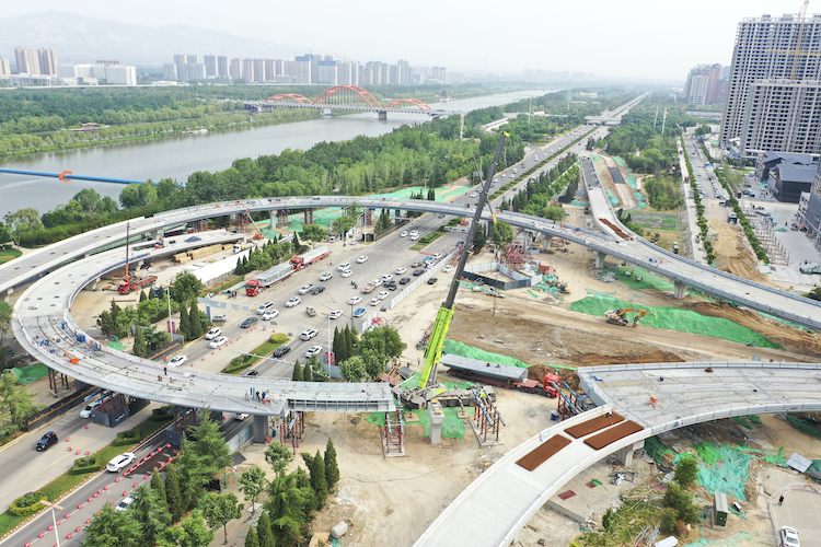 市區五一路快速通道工程西段順利合龍。