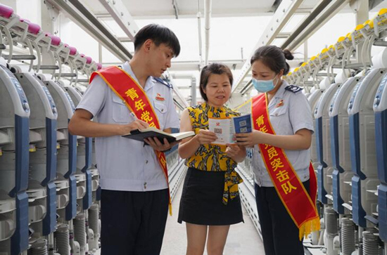 國家稅務總局常德市西洞庭西湖管理區稅務局成立青年黨員突擊隊，走進常德銀駿紡織有限公司等企業送政策、問需求、解難題。受訪單位供圖